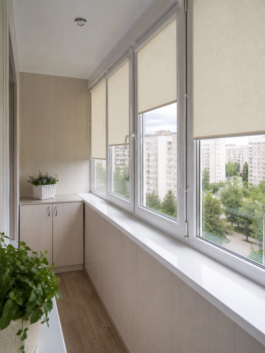 Балконное окно в светлом интерьере