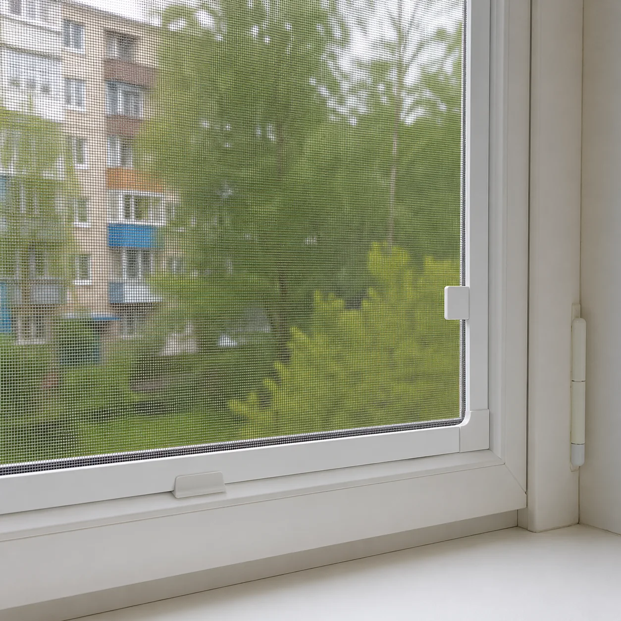 Светлая кухня с современным окном